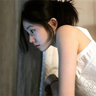 穿黄靴子的女孩